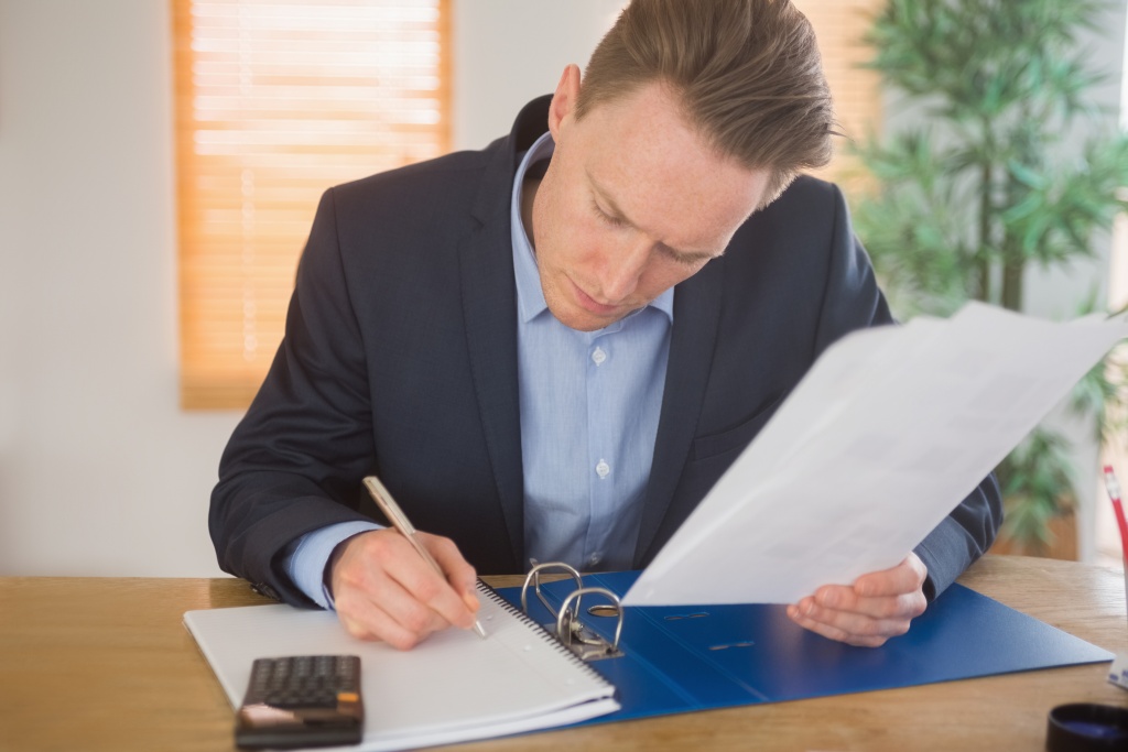 concentrated-businessman-reading-document.jpg папка