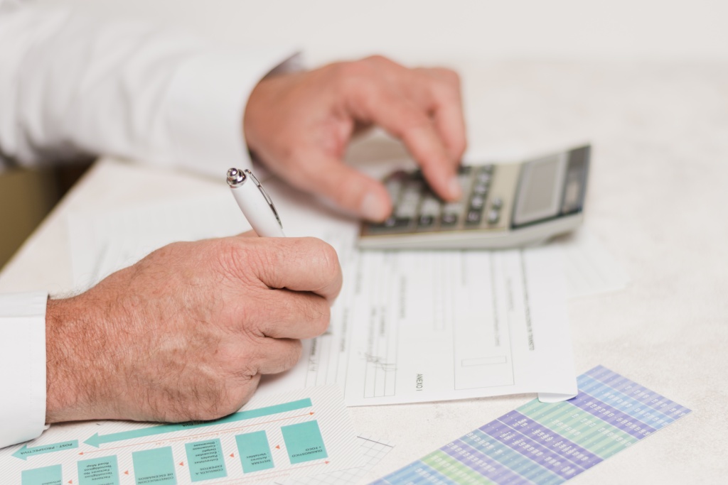 businessman-using-calculator.jpg ручка
