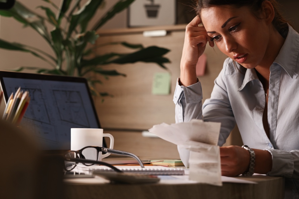 businesswoman-feeling-worried-about-financial-debts-analyzing-bills-while-working-office.jpg очки