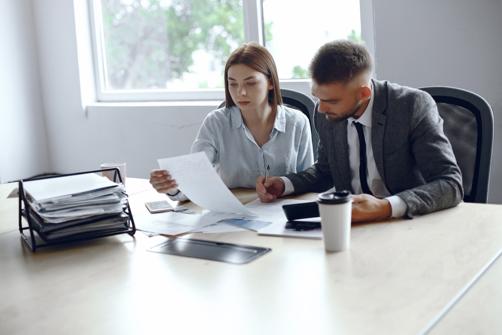 colleagues-drink-coffee-business-partners-business-meeting-man-woman-sitting-table.jpg работники