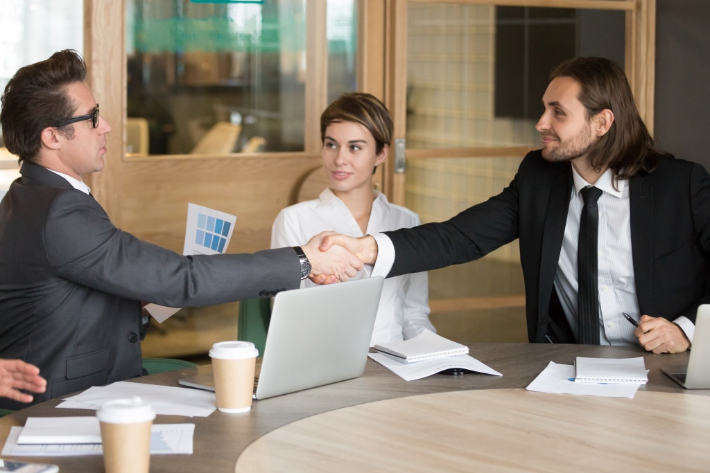 businessman-handshaking-new-colleague-team-meeting.jpg договоренность
