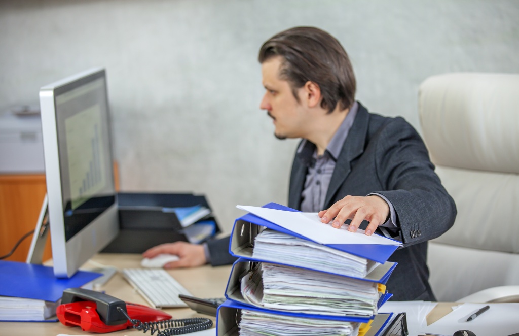young-businessman-working-from-his-office.jpg папки