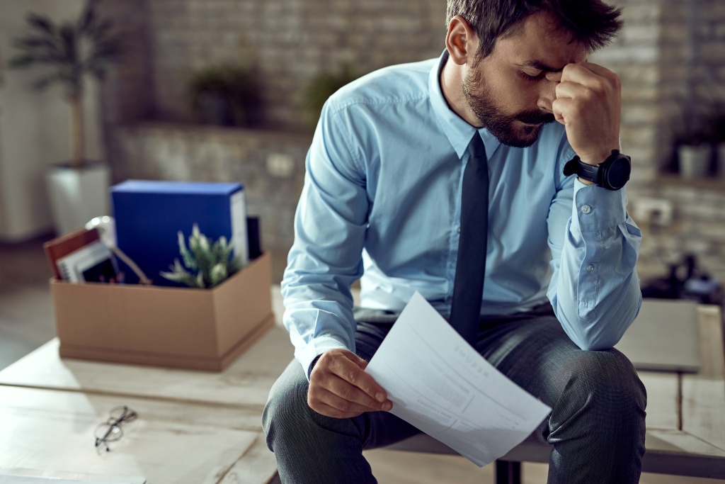 young-frustrated-businessman-holding-his-head-pain-after-being-fired-work.jpg документы