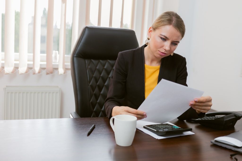 pensive-business-lady-boss-looks-attentively-sheet-paper-while-sitting-table-his-office.jpg документы