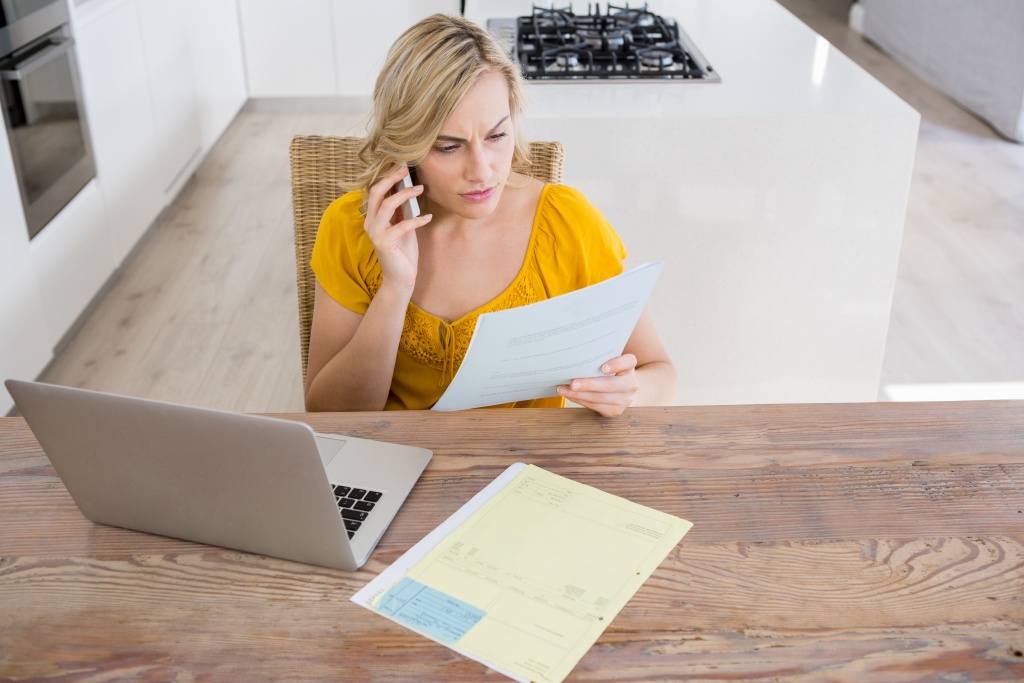woman-talking-mobile-phone-while-looking-bill-kitchen.jpg ноутбук